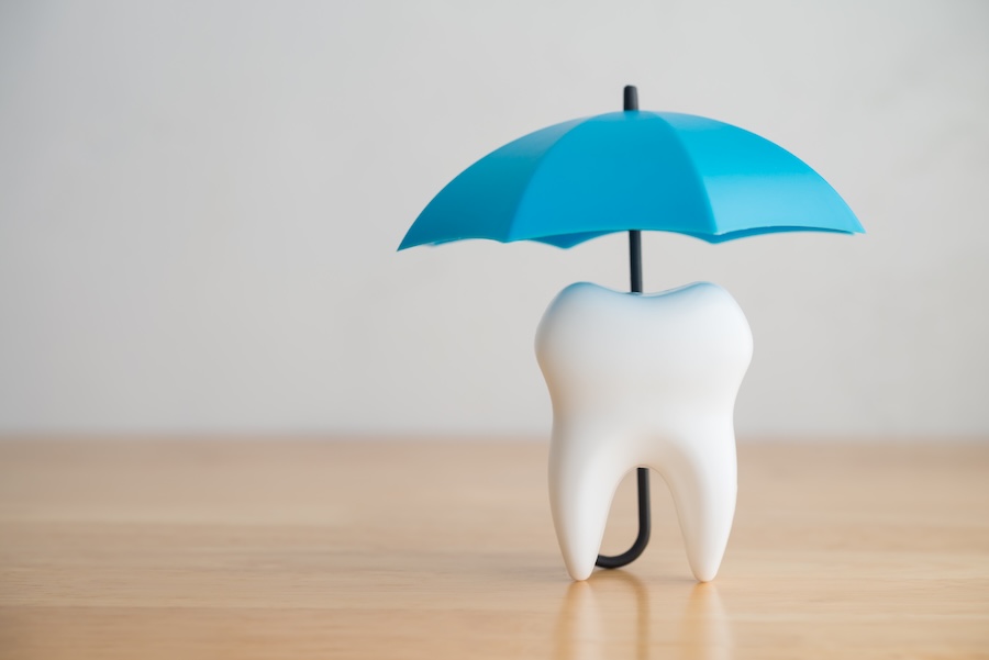 umbrella over tooth for in-network dental insurance or out-of-network dental insurance